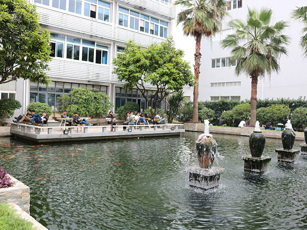 東莞潤(rùn)東方環(huán)保空調(diào)公司銷(xiāo)售部戶外休息區(qū)